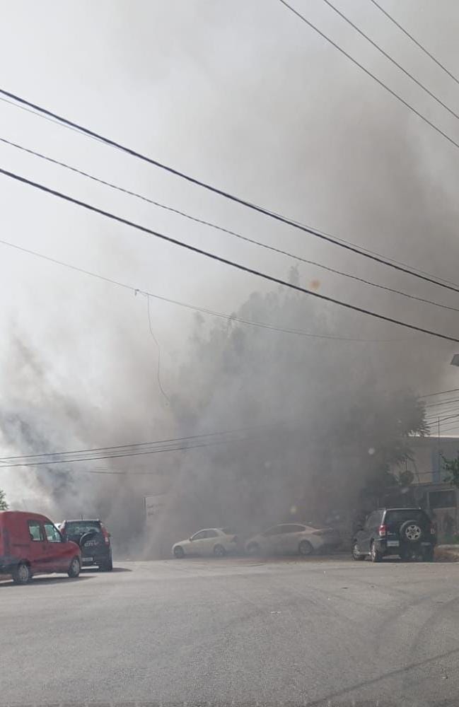 بالصور- مسيرة إسرائيلية تستهدف دراجة نارية أمام مستشفى صلاح غندور في بنت جبيل... وسقوط إصابات